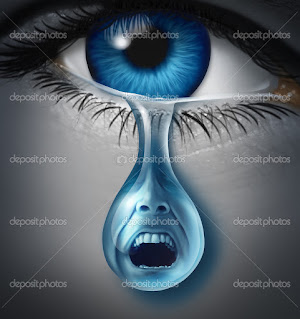 Imagen de ojo con una lágirma dónde se en su transparencia a un hombre con gesto de angustia