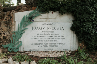 Arte funerario en Zaragoza: Mausoleo de Joaquín Costa. Arte funerario en Zaragoza: Mausoleo de Joaquín Costa.