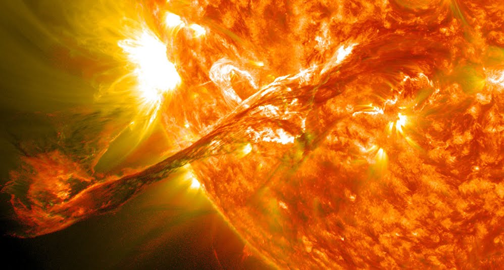 Il Sole potrebbe distruggere la Terra con un super brillamento. Il Sole potrebbe distruggere la Terra con un super brillamento.