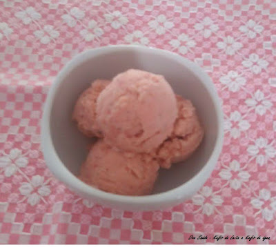 SORVETE DE KEFIR DE LEITE COM MORANGO E BANANA
