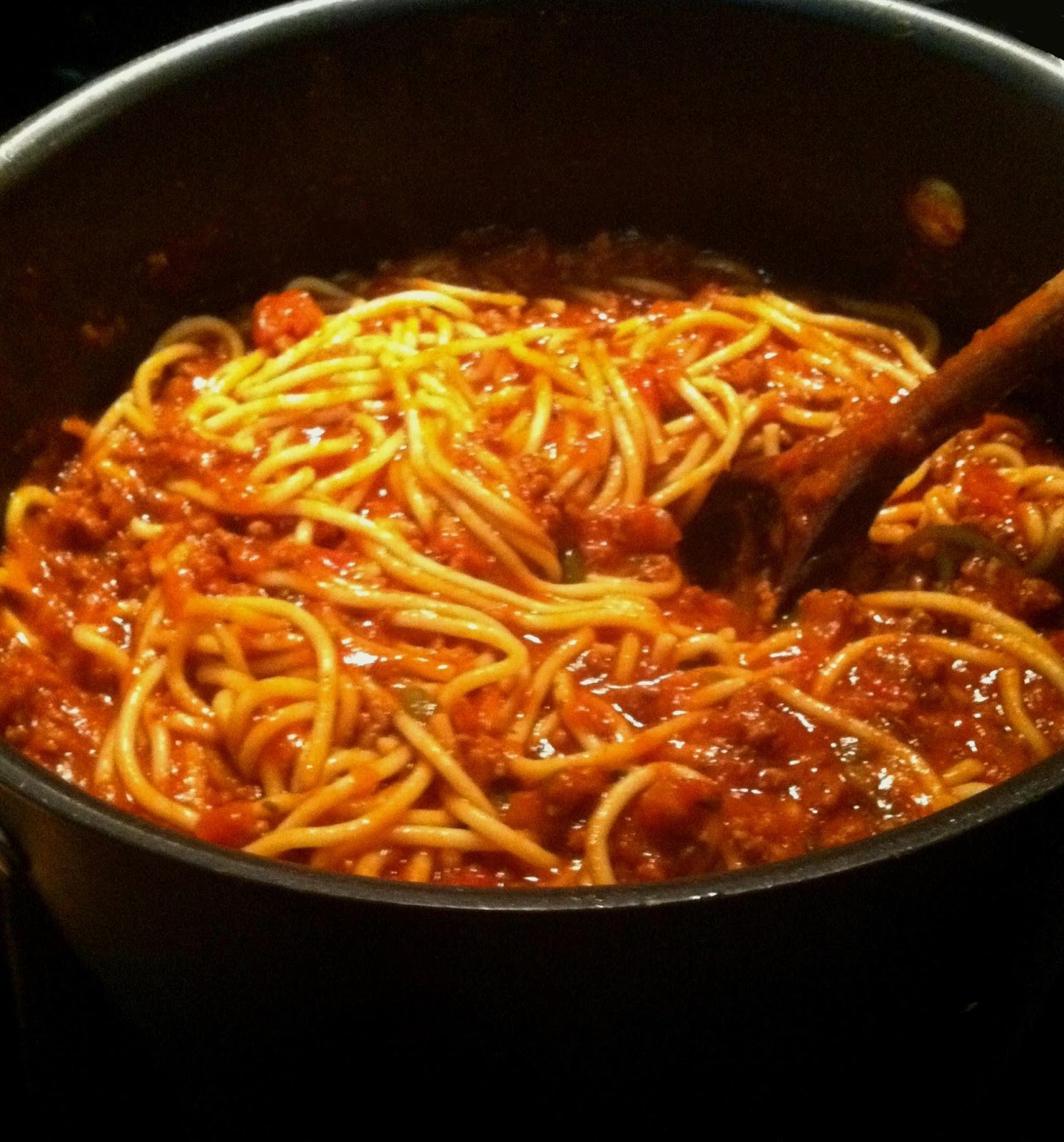 Some spaghetti. Спагетти по домашнему. Макароны с подливкой домашний. Спагетти на сковороде. Подливка к спагетти в сковороде.