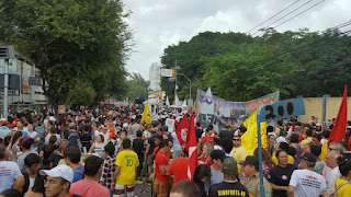 População protesta contra reformas trabalhista e da Previdência em Natal