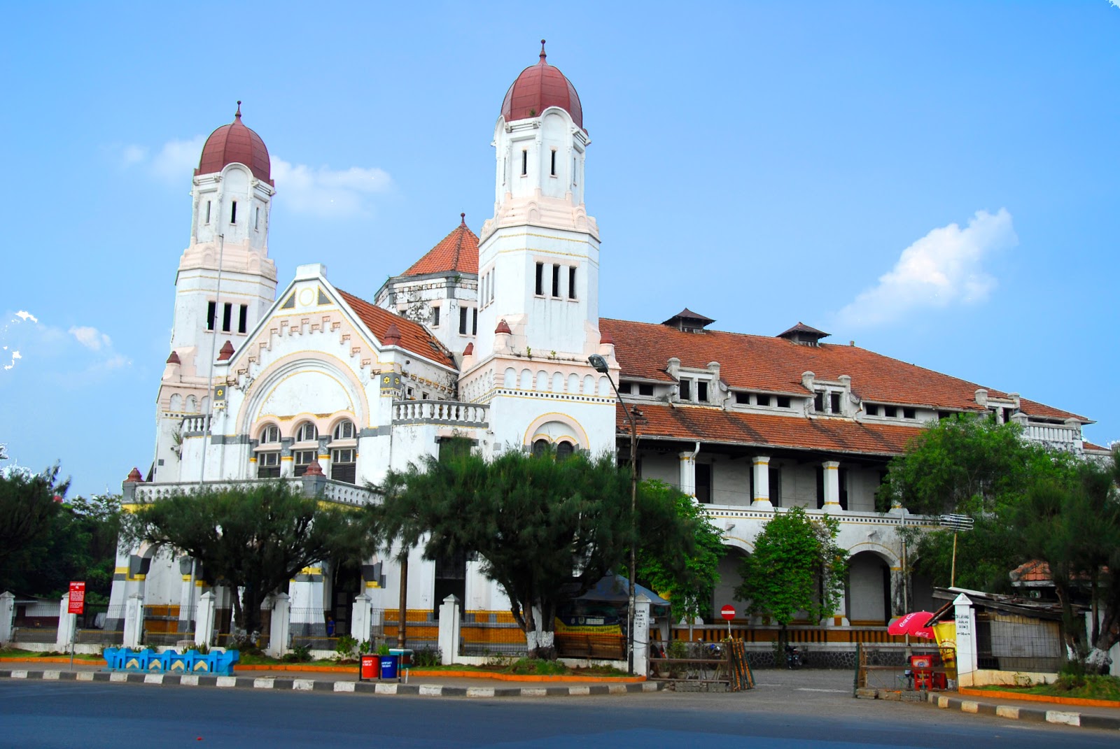  The image shows Lawang Sewu, a former colonial office building in Semarang, Indonesia, which is now a museum and a popular tourist attraction.