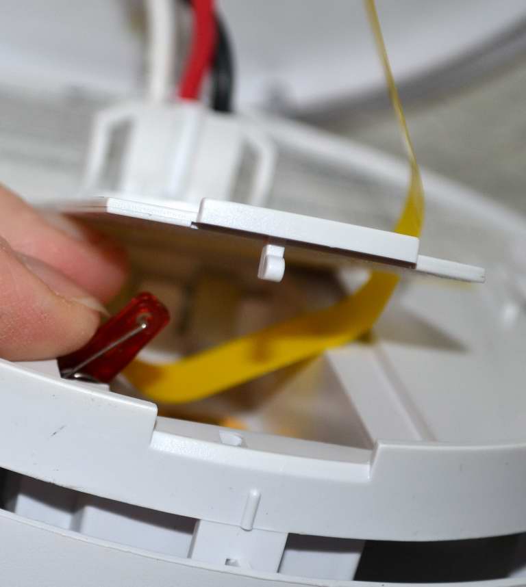 Centerpointe Communicator: Replacing batteries in hard-wired smoke