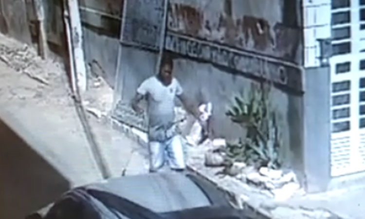 Câmera flagra momento em que moto é furtada em Irecê; assista