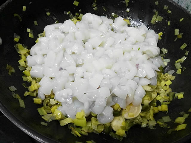 afegint la sipia al arròs negre de sipia i garrofó