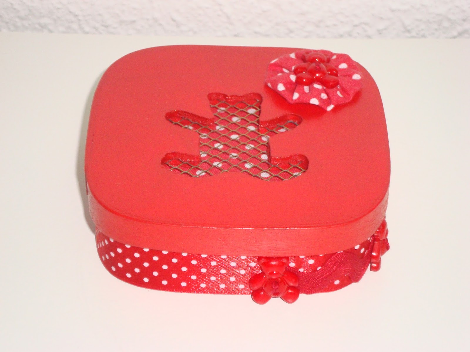 Espaço Brandão: Caixa de madeira pintada de encarnado, decorada com