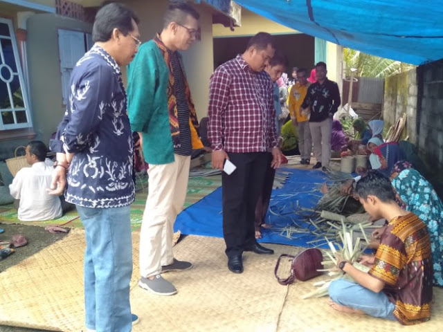 Bupati Bungo Minta Kerajinan Anyaman Masyarakat Terus Dikembangkan Bupati Bungo Minta Kerajinan Anyaman Masyarakat Terus Dikembangkan