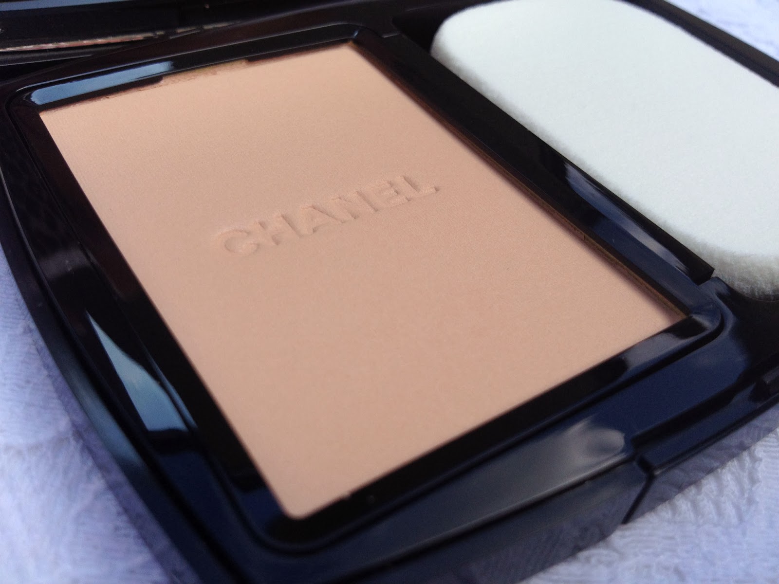 Chanel Vitalumiere Compact Douceur Lightweight Compact Makeup Spf 10 # 30 Beige  13G/0.45Oz