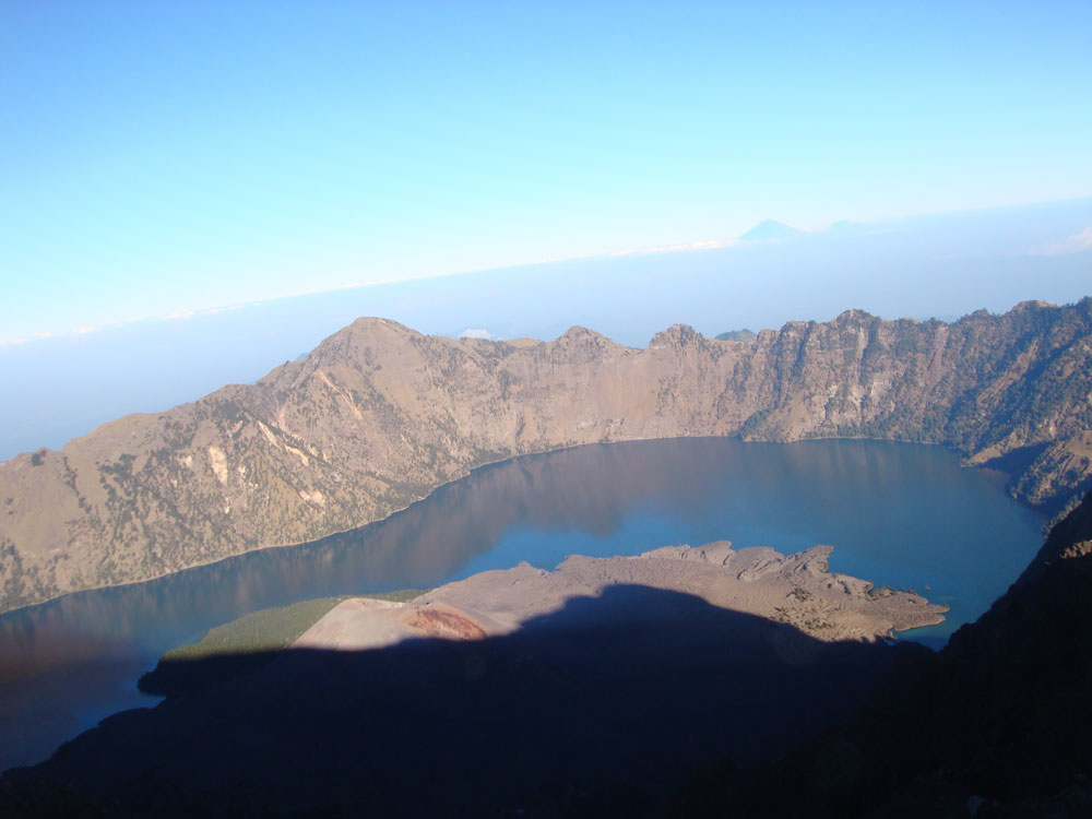 Pada saat turun dari puncak tertinggi 3726 meter Gunung Rinjani Pada saat turun dari puncak tertinggi 3726 meter Gunung Rinjani