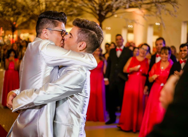 Hamburgueria tem protesto com 'beijaço LGBT' contra dono homofóbico em SP Hamburgueria tem protesto com 'beijaço LGBT' contra dono homofóbico em SP