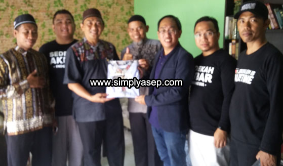 CINDERA MATA : Haji Muhammad Nur Hasan dari Munzalan Barakan (BMI) menyerahkan secara simbolis yang diterima langsung oleh Iskandar Alan, Pimpinan rombongan Tabung BaitulMal Sarawak. Foto Asep Haryono CINDERA MATA : Haji Muhammad Nur Hasan dari Munzalan Barakan (BMI) menyerahkan secara simbolis yang diterima langsung oleh Iskandar Alan, Pimpinan rombongan Tabung BaitulMal Sarawak. Foto Asep Haryono
