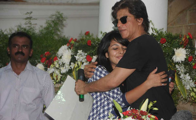 shah-rukhs-kind-gesture-towards-a-beggar-on-the-street shah-rukhs-kind-gesture-towards-a-beggar-on-the-street