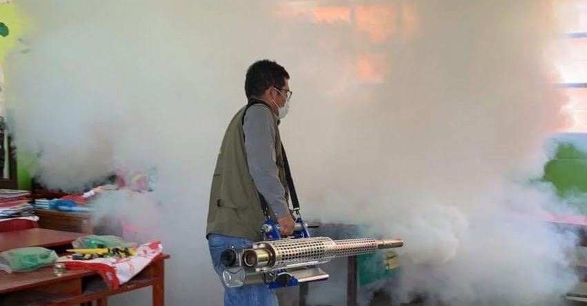 Desinfectan colegios de Chimbote para prevenir contagio del Coronavirus donde padres recogen materiales educativos Desinfectan colegios de Chimbote para prevenir contagio del Coronavirus donde padres recogen materiales educativos