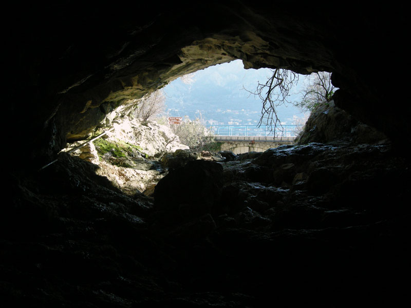 Пещера-водопада-в-Черногории