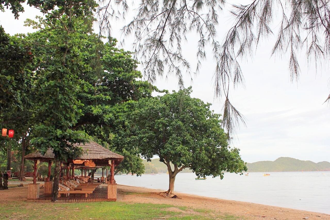 รีวิว !! 13 ที่พักจันทบุรีราคาหลักร้อย ติดทะเล ปิ้งย่างได้ มีสระว่ายน้ํา เริ่มต้น 500 บาท รีวิว !! 13 ที่พักจันทบุรีราคาหลักร้อย ติดทะเล ปิ้งย่างได้ มีสระว่ายน้ํา เริ่มต้น 500 บาท