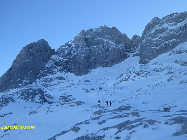 Escalar el corredor del marques con guia de alta montaña fernando calvo