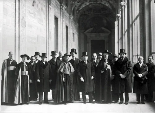 Autoridades eclesiais com Mussolini (ao centro)