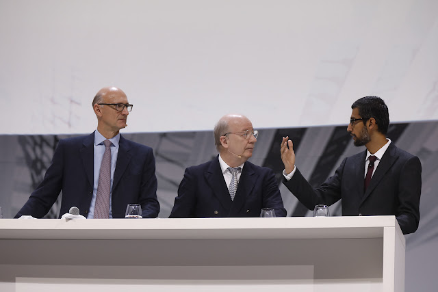 Ein Foto zeigt Sundar Pichau ganz rechts zusammen mit Timotheus Höttges, Vorstandsvorsitzender Deutsche Telekom AG und Prof. Wolfgang Wahlster, CEO DFKI