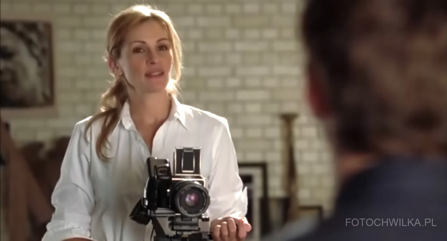 Scena z filmu "Bliżej" (Closer) - Julia Roberts jako fotograf
