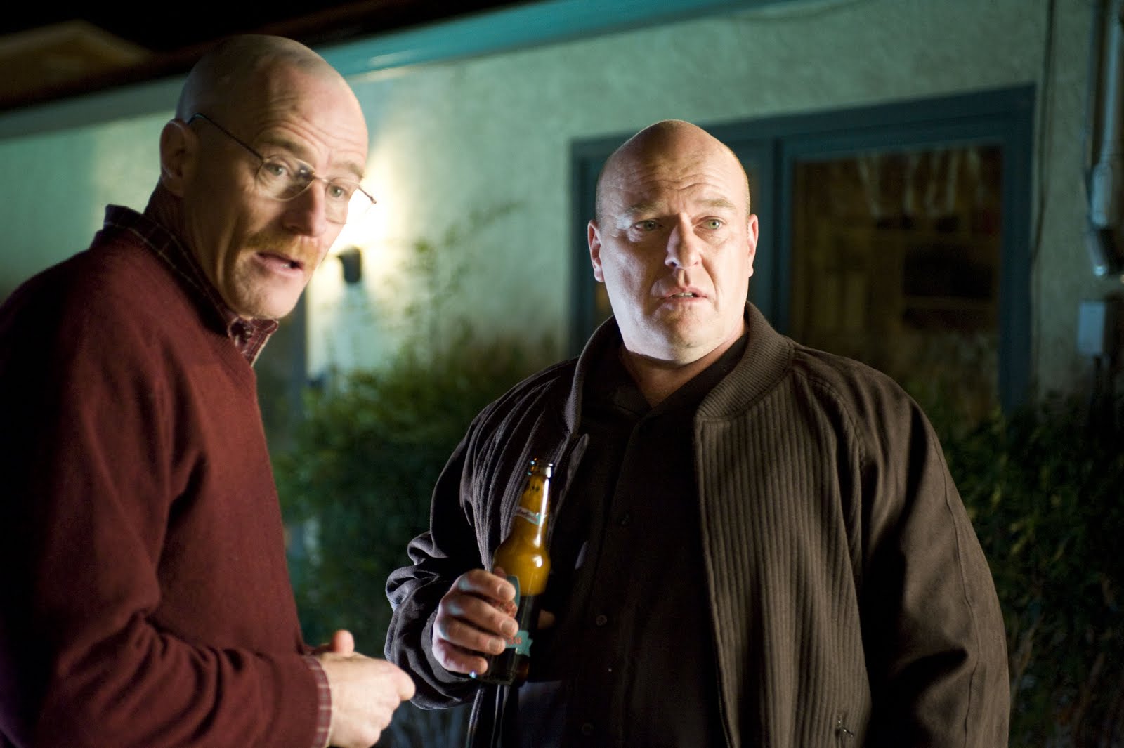 http://4.bp.blogspot.com/-R8mz0AkI2eM/TfVIuBPqsoI/AAAAAAAAwtE/x7G6etVn0FI/s1600/04-Breaking-Bad-Season-2-Bryan-Cranston-Dean-Norris.jpg