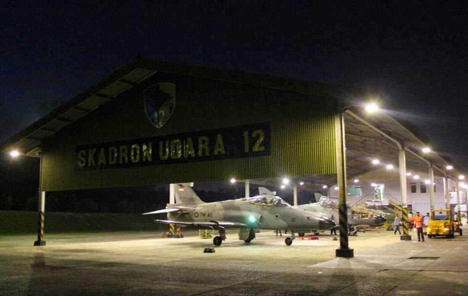 Pesawat F16 dan Hawk 100/200 RSN Terbang Malam