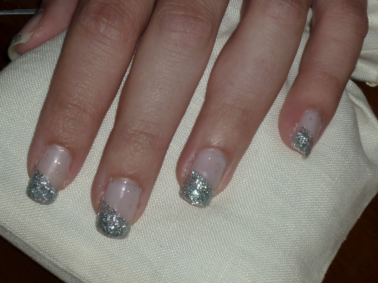 unghie bianco latte con glitter