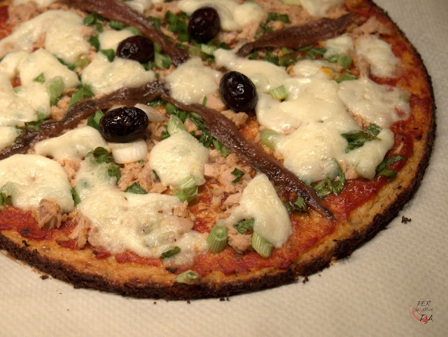 Falsa pizza con base de coliflor, una opción perfecta para celíacos, es glutenfree y está llena de sabor