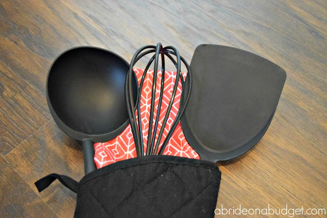 Looking for a really useful and unique bridal shower gift idea? Check out this Stuffed Oven Mitt Bridal Shower Gift Idea from www.abrideonabudget.com. It's made solely from items at Dollar Tree.