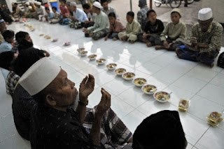 Duduk Sama Rata Megibung, Tradisi Jelang Ramadhan di Bali
