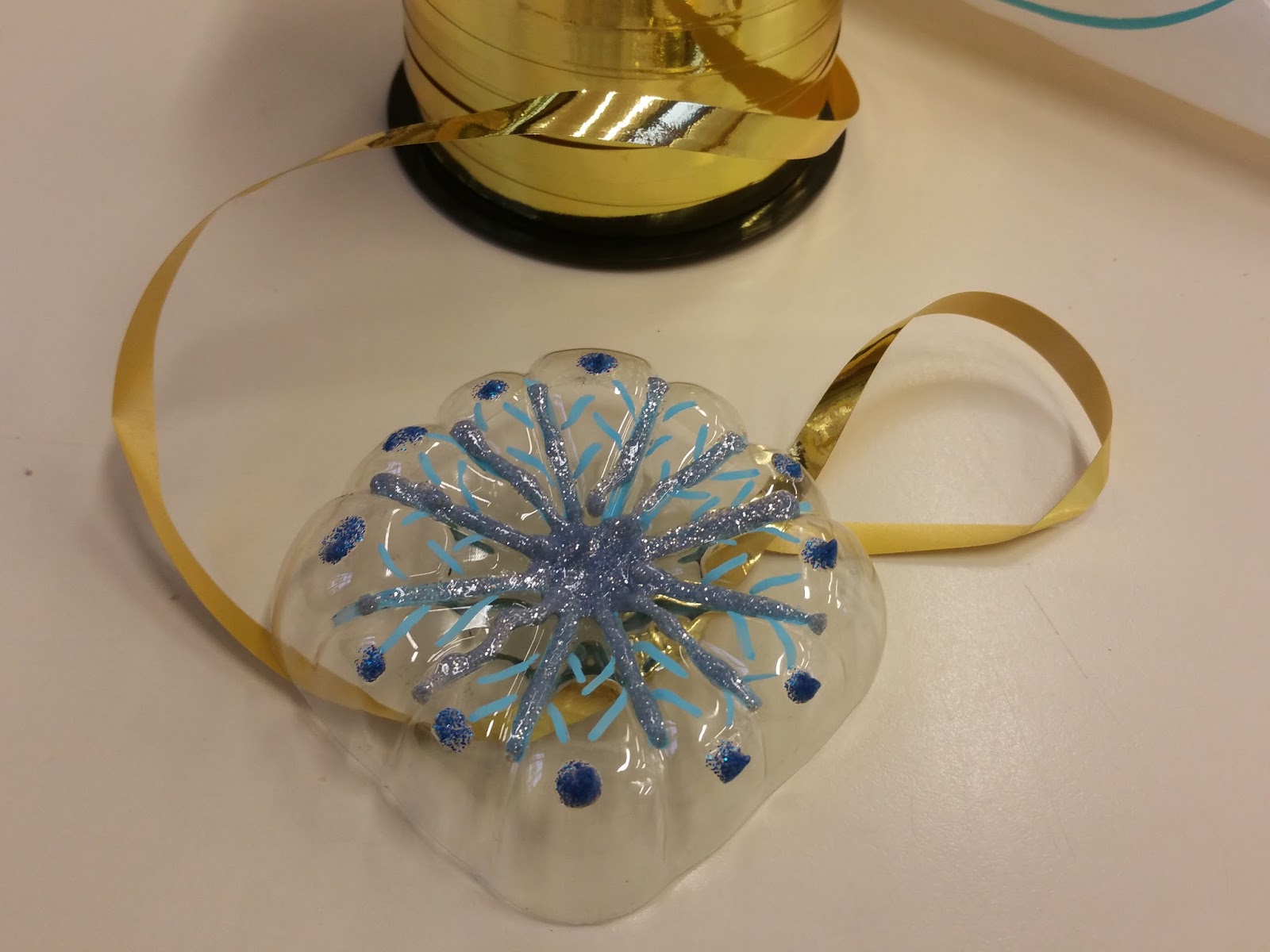 Meroute à l'école: *Bricolage: boules de Noël en plastique recyclé