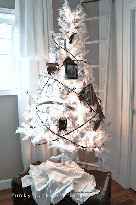 Un piccolo albero di Natale bianco di gratitudine ...  con una ghirlanda di vite.  Storia su Funky Junk Interiors
