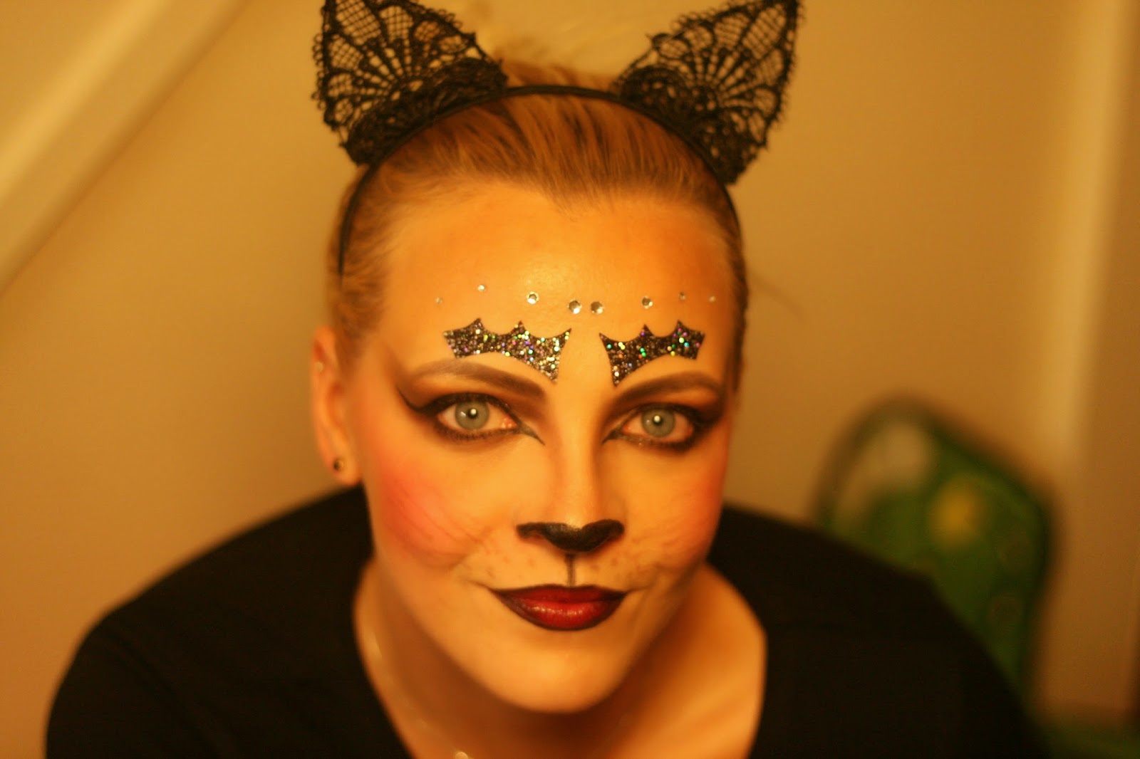 Nessie's Makeup Halloween cat eye makeup!