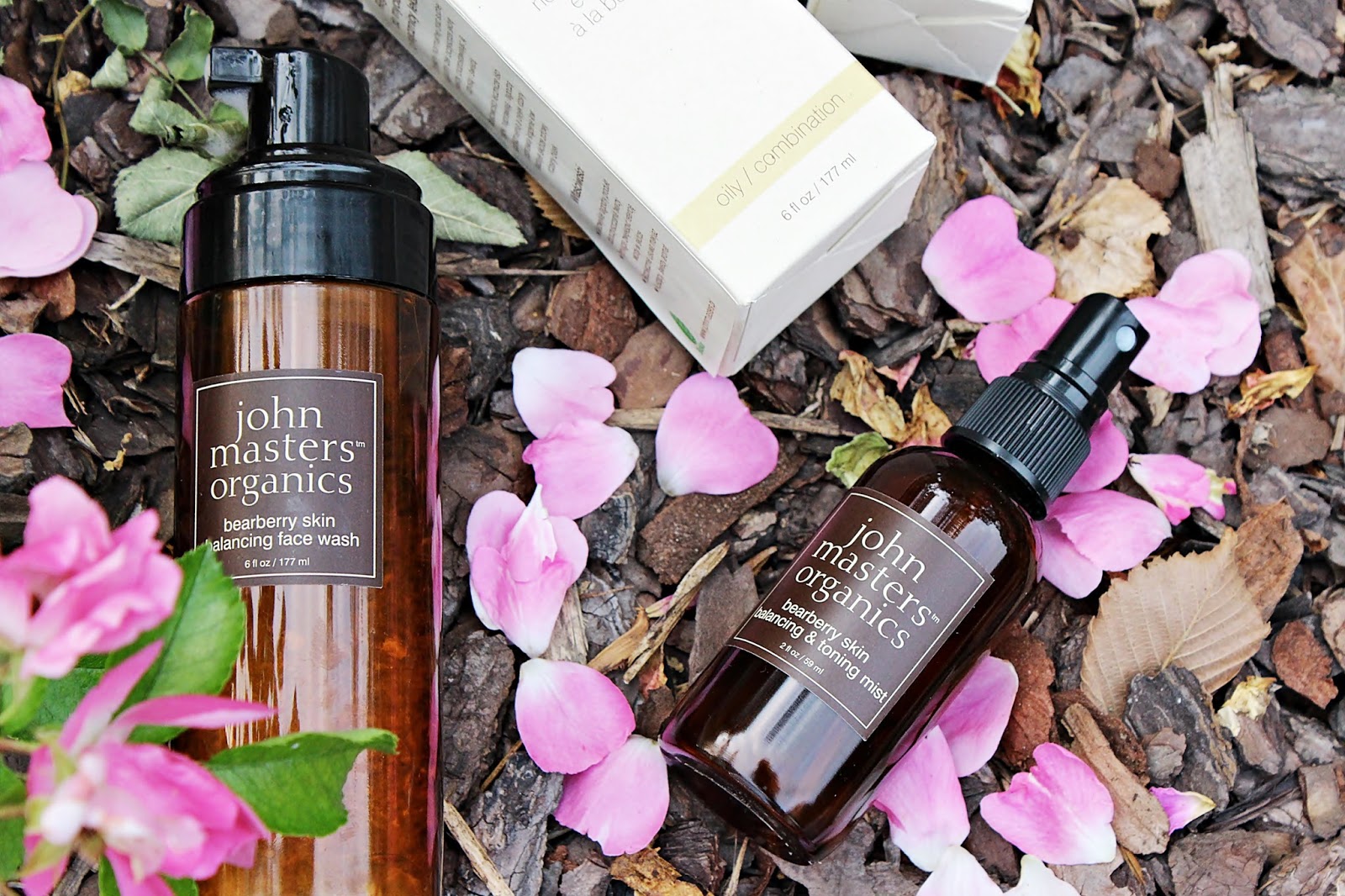 Oczyszczanie twarzy z John Masters Organics, Regulujący zestaw z mącznicy lekarskiej Oczyszczanie twarzy z John Masters Organics, Regulujący zestaw z mącznicy lekarskiej