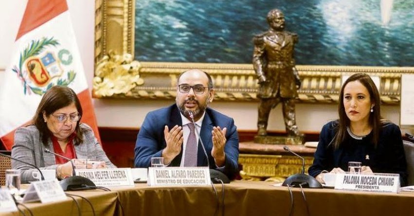 Congresistas y el MINEDU enfrentados por enfoque de género Congresistas y el MINEDU enfrentados por enfoque de género