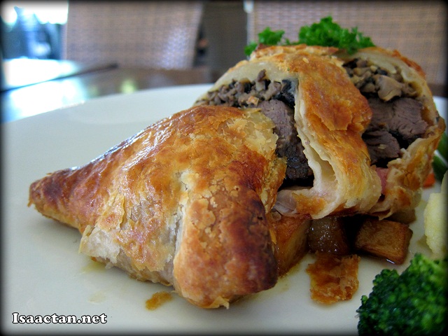 Puff Pastry with Fillet Beef Wellington - RM58