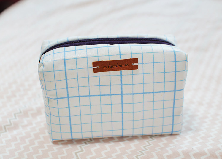Small Make Up Bag Waterproof Fabric Case. Zip Pouch.  Sewing Tutorial in Pictures.