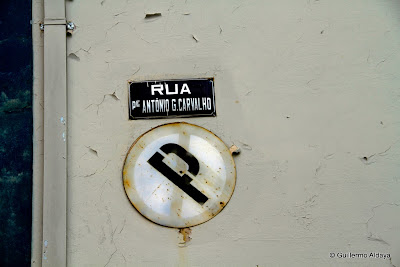 Signs (Ouro Preto, Minas Gerais, Brazil), by Guillermo Aldaya / PhotoConversa