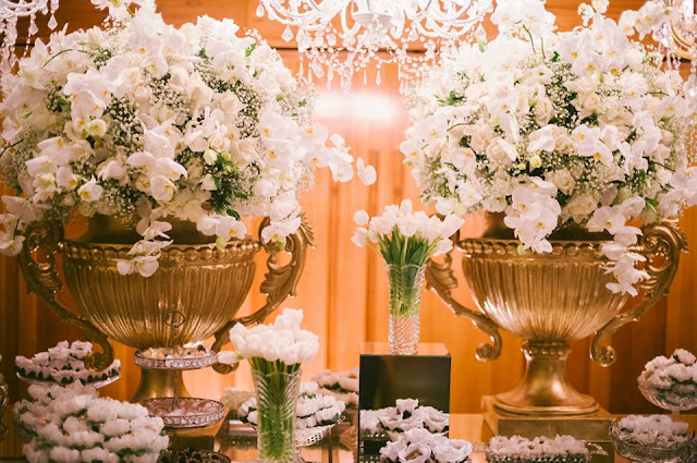 decoração recepção casamento lírio orquídea tulipa vermelho dourado branco mesa de doces