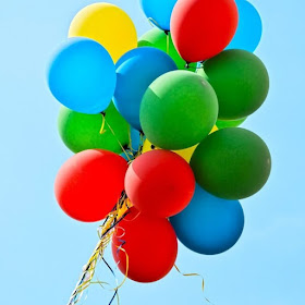 Kleinkind-Geburtstag feiern ohne Stress - So gelingt die entspannte KInderparty bunte Luftballons