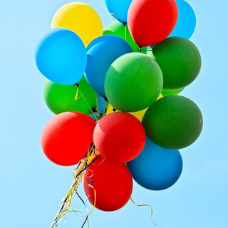Kleinkind-Geburtstag feiern ohne Stress - So gelingt die entspannte KInderparty bunte Luftballons