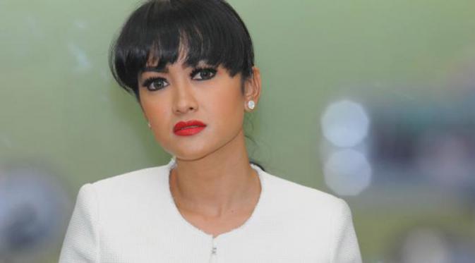 5 Artis Indonesia Suka Lakukan Ritual Mistis Sebelum Syuting 5 Artis Indonesia Suka Lakukan Ritual Mistis Sebelum Syuting