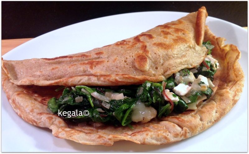 Kk = Kegala kocht: Dinkelpfannkuchen mit Spinat, Mangold und Ziegenkäse