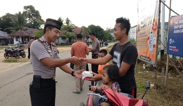 Kapolsek Nanga Mahap Bagi Takjil Gratis Pada Warga Kapolsek Nanga Mahap Bagi Takjil Gratis Pada Warga