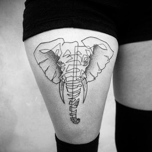 Um elefante retrato é criado usando uma única linha em preto e cinza tatuagem retratado em que o portador da coxa direita.