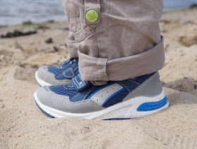 Mit tollen Kinderschuhen am Strand unterwegs (+ Verlosung)! Hier: Blau-graue Sneaker mit Klettverschlüssen für coole Jungs.
