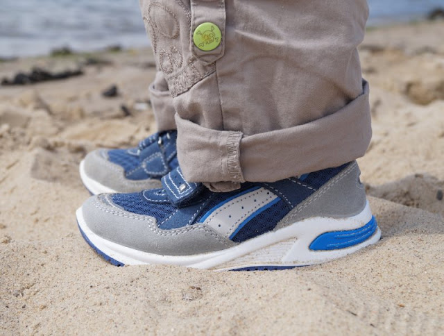 Mit tollen Kinderschuhen am Strand unterwegs (+ Verlosung)! Hier: Blau-graue Sneaker mit Klettverschlüssen für coole Jungs.