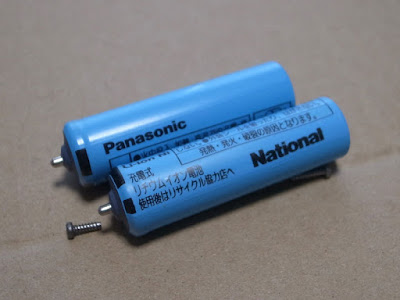 規格品なだけあってブランド以外の形状の違いはわかりません。 National ラムダッシュ ES8259 電池交換ESLA50L2507Nの新旧並べてみるパナソニックが現行品。ナショナルは今まで使っていたもの