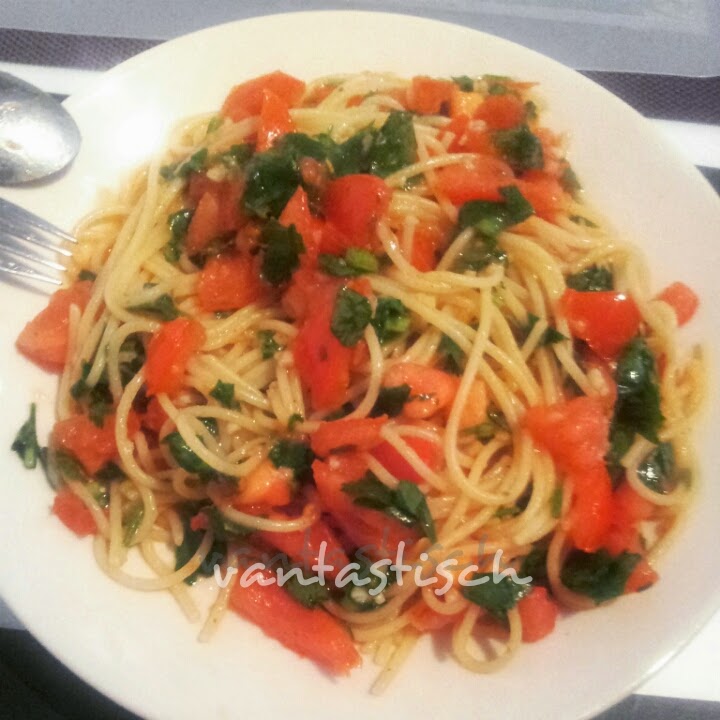 Vantastisch vegan kochen: Spaghetti mit Tomaten-Knoblauch-Petersilien-Öl Vantastisch vegan kochen: Spaghetti mit Tomaten-Knoblauch-Petersilien-Öl