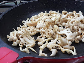 Como fazer shimeji na manteiga com shoyu e cebolinha - Na Cozinha